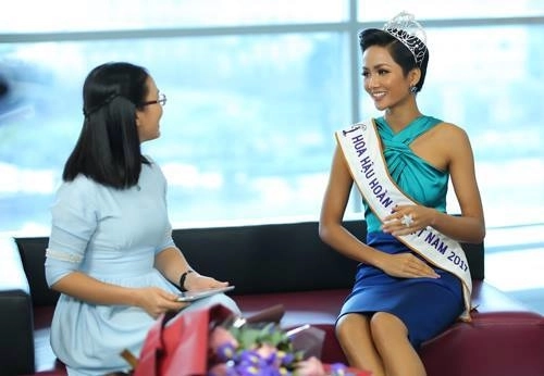 Sau ngày đăng quang gu ăn mặc của tân hoa hậu hhen niê bị dìm thê thảm - 5