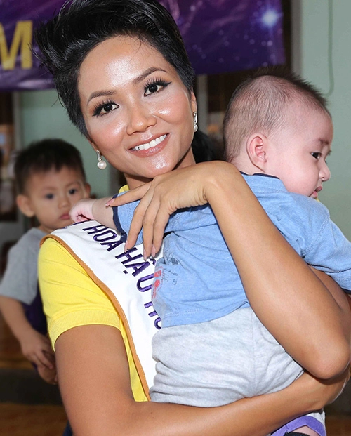 Sau ngày đăng quang gu ăn mặc của tân hoa hậu hhen niê bị dìm thê thảm - 9