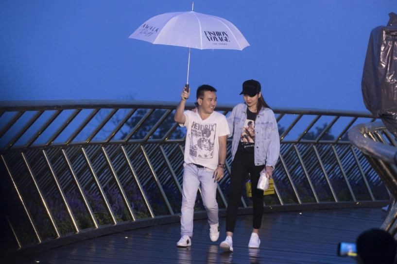 Siêu mẫu thanh hằng dầm mưa thể hiện sự chuyên nghiệp và đỉnh cao catwalk trên cây cầu vàng - 2