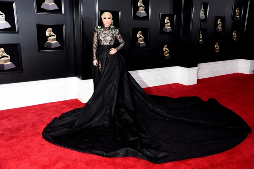 Thảm đỏ grammy 2018 không phải các mỹ nhân mà những bông hồng trắng mới là tâm điểm năm nay - 2