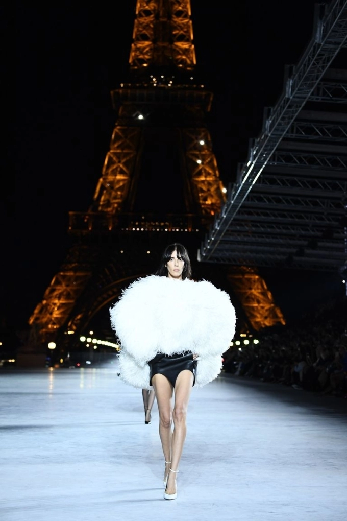 Thảng thốt trước màn trình diễn thời trang cực kỳ hoành tráng dưới chân tháp eiffel - 5