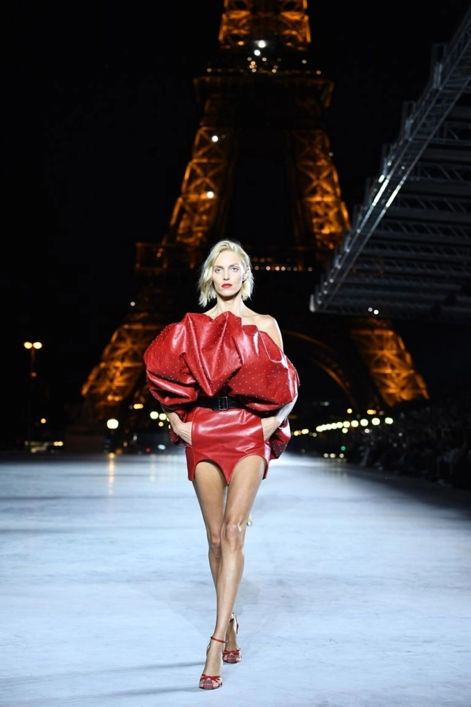 Thảng thốt trước màn trình diễn thời trang cực kỳ hoành tráng dưới chân tháp eiffel - 6