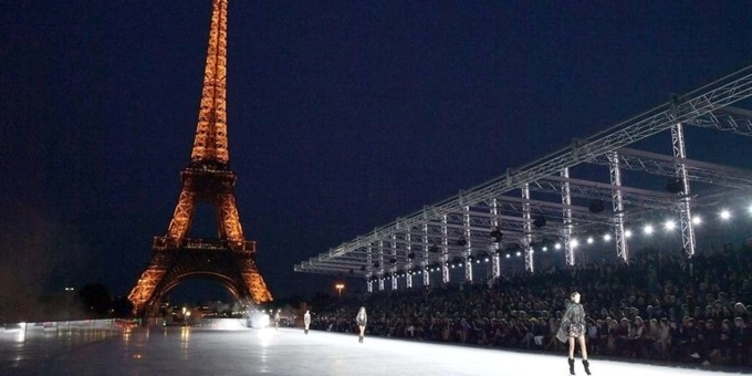 Thảng thốt trước màn trình diễn thời trang cực kỳ hoành tráng dưới chân tháp eiffel - 7