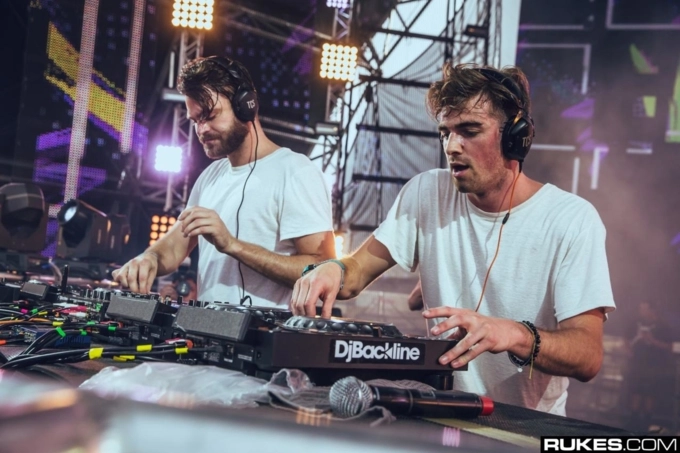 The chainsmokers chỉ mặc mỗi áo thun nhưng cứ hễ xuất hiện là đám đông bùng nổ - 2