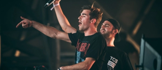 The chainsmokers chỉ mặc mỗi áo thun nhưng cứ hễ xuất hiện là đám đông bùng nổ - 8