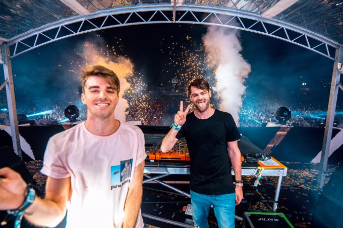 The chainsmokers chỉ mặc mỗi áo thun nhưng cứ hễ xuất hiện là đám đông bùng nổ - 10