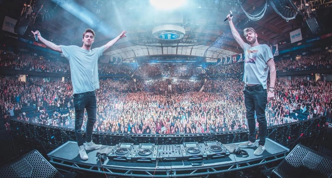 The chainsmokers chỉ mặc mỗi áo thun nhưng cứ hễ xuất hiện là đám đông bùng nổ - 12