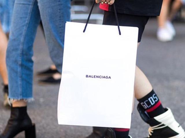 Thêm chiếc sơ mi bổ sung vào bst sản phẩm lầy nhất hành tinh của balenciaga - 12