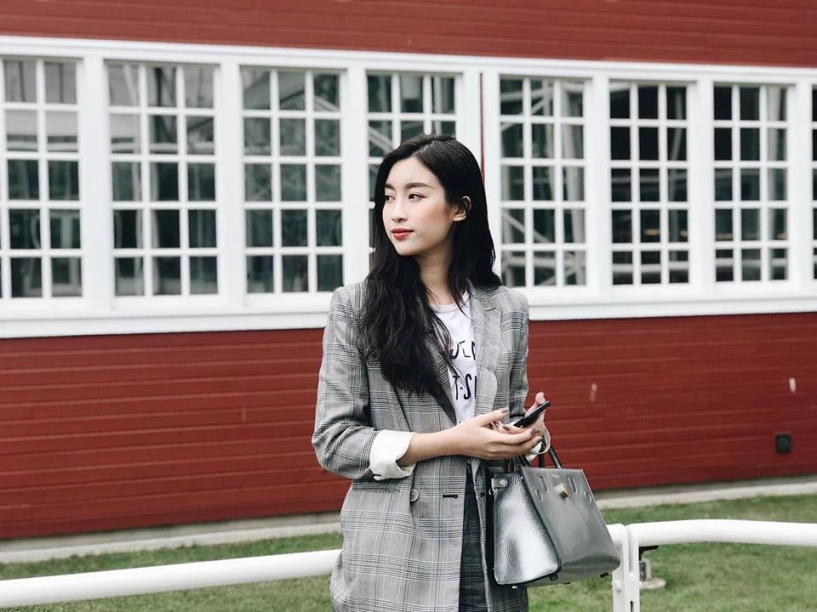 Tiết lộ giá tiền chiếc túi xách mới nhất của hoa hậu đỗ mỹ linh - 1