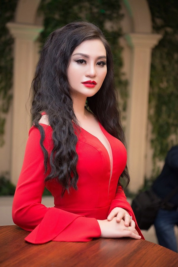 Trần huyền nhung được khen ngợi khi diện váy đỏ lộng lẫy đi dự tiệc cảm ơn - 1