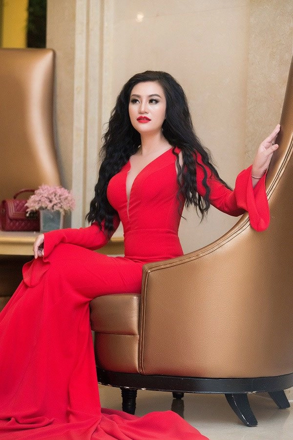 Trần huyền nhung được khen ngợi khi diện váy đỏ lộng lẫy đi dự tiệc cảm ơn - 3