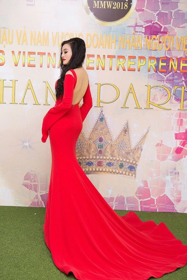 Trần huyền nhung được khen ngợi khi diện váy đỏ lộng lẫy đi dự tiệc cảm ơn - 4