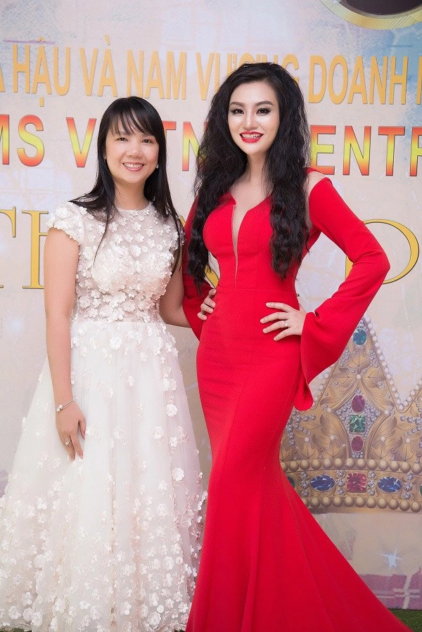 Trần huyền nhung được khen ngợi khi diện váy đỏ lộng lẫy đi dự tiệc cảm ơn - 6