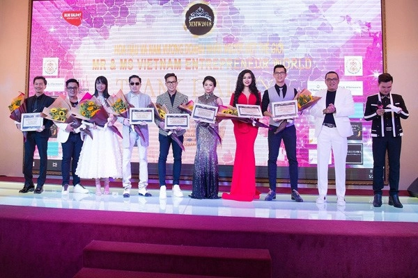 Trần huyền nhung được khen ngợi khi diện váy đỏ lộng lẫy đi dự tiệc cảm ơn - 10