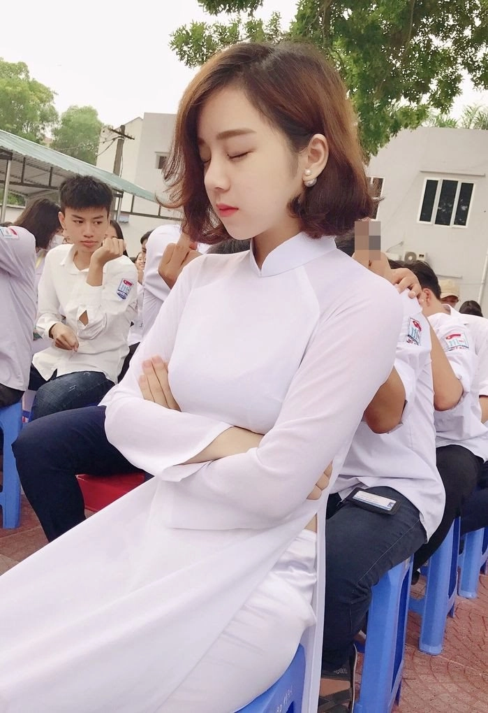 Từ hot girl ngủ gật đến hot girl world cup cô nàng xinh đẹp này là ai - 4