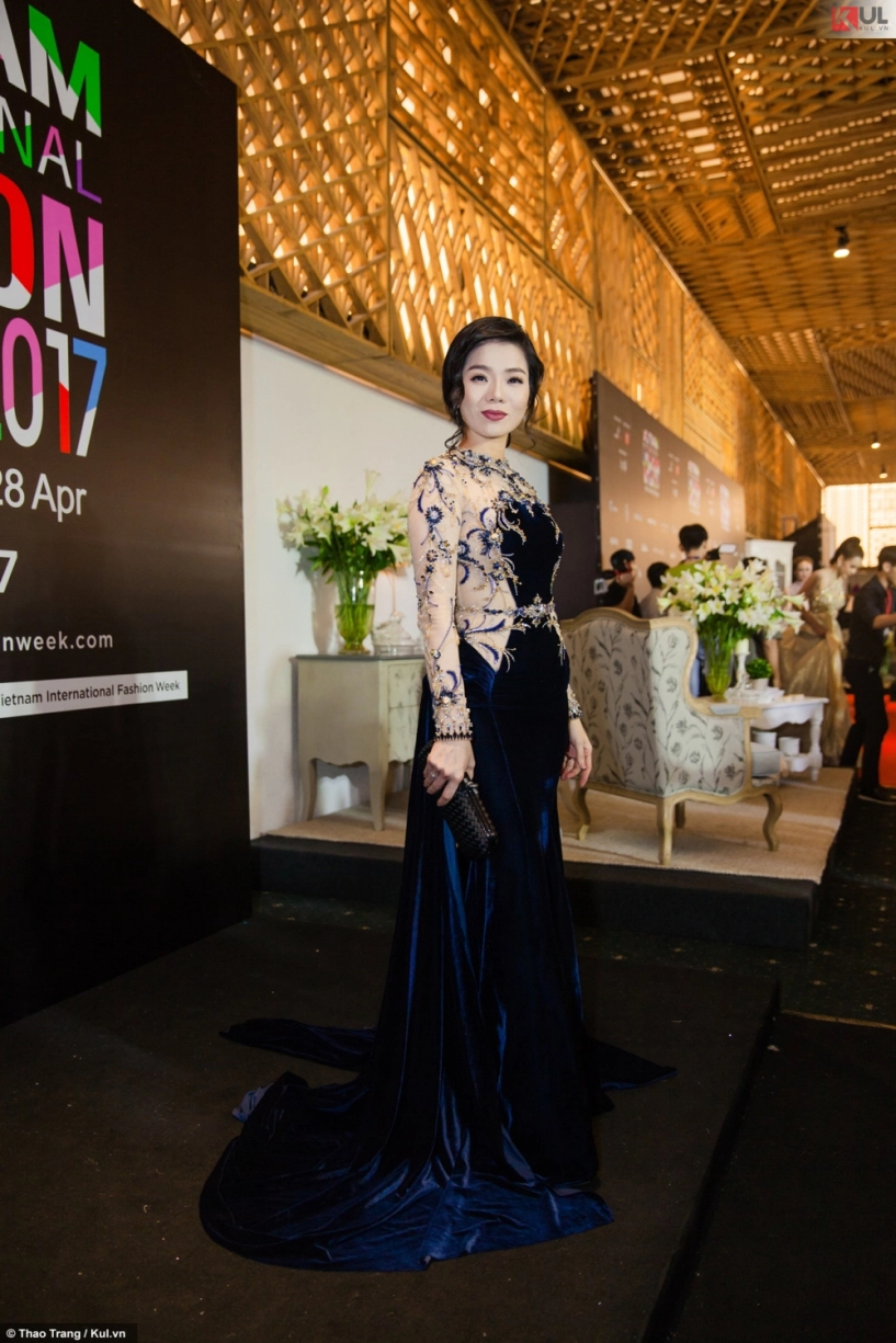 Vifw 2017 hồ ngọc hà tươi tắn trong sắc xanh phạm hương diện cả cây đỏ nổi bần bật - 3