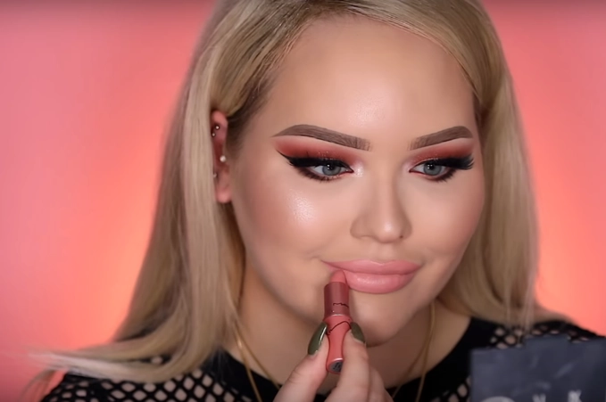 Vừa chào sân 2 thỏi son mới của nicki đã gây sốt nhờ hình ảnh quá xôi thịt - 6