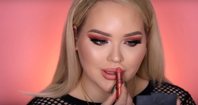 Vừa chào sân 2 thỏi son mới của nicki đã gây sốt nhờ hình ảnh quá xôi thịt - 9
