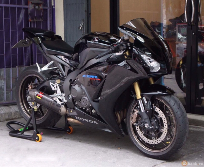 Cbr1000rr đen huyền bí biển khủng tạo dáng kiêu kỳ - 1