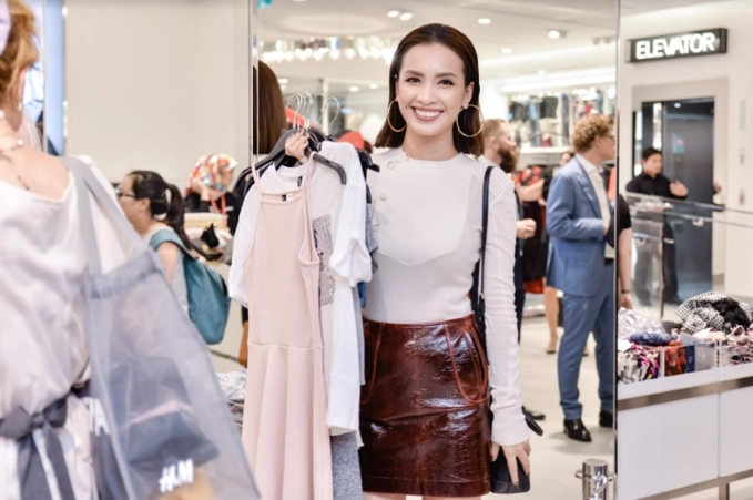 Chỉ đi shopping thôi mà angela phương trinh còn mặc đồ nổi hơn cả thanh hằng - 13