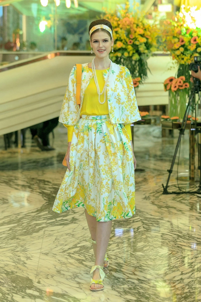 Dàn mỹ nữ chân dài diện sắc vàng mimosa phủ kín đại tiệc thời trang của ntk adrian anh tuấn - 16