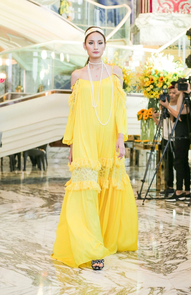 Dàn mỹ nữ chân dài diện sắc vàng mimosa phủ kín đại tiệc thời trang của ntk adrian anh tuấn - 17