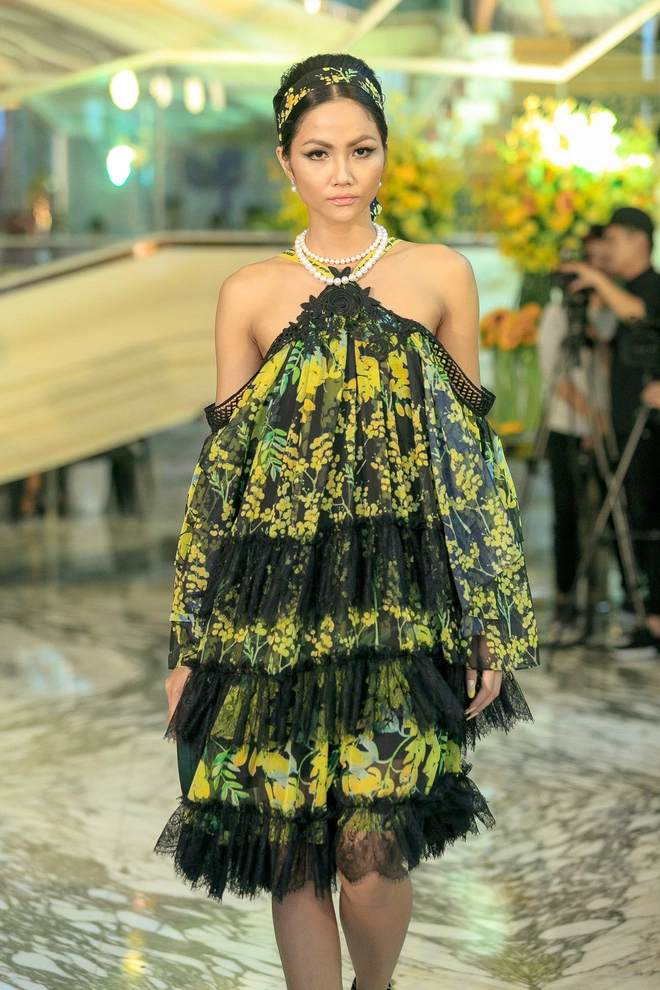 Dàn mỹ nữ chân dài diện sắc vàng mimosa phủ kín đại tiệc thời trang của ntk adrian anh tuấn - 22