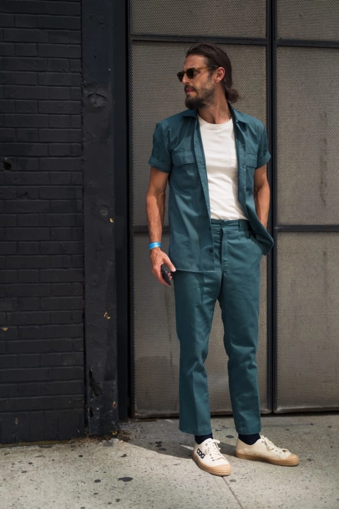 Đàn ông mặc áo dây con trai mặc jumpsuit khiến ai cũng ngoái nhìn ở new york fashion week - 1