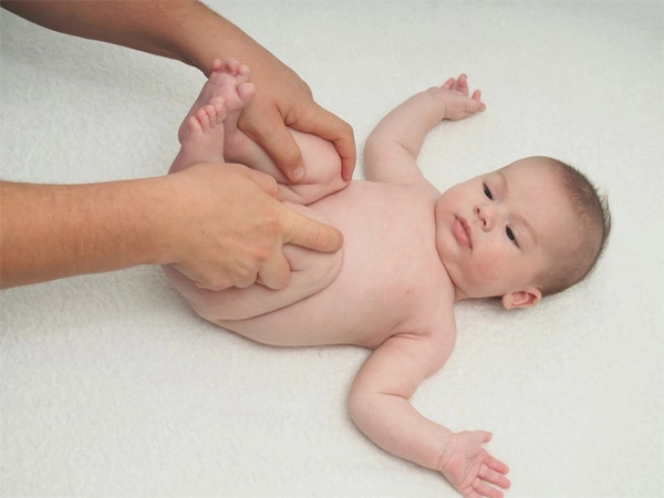 Đặt bé nằm sấp khép hai chân và tìm dấu hiệu dị tật trật khớp háng nguy hiểm - 4