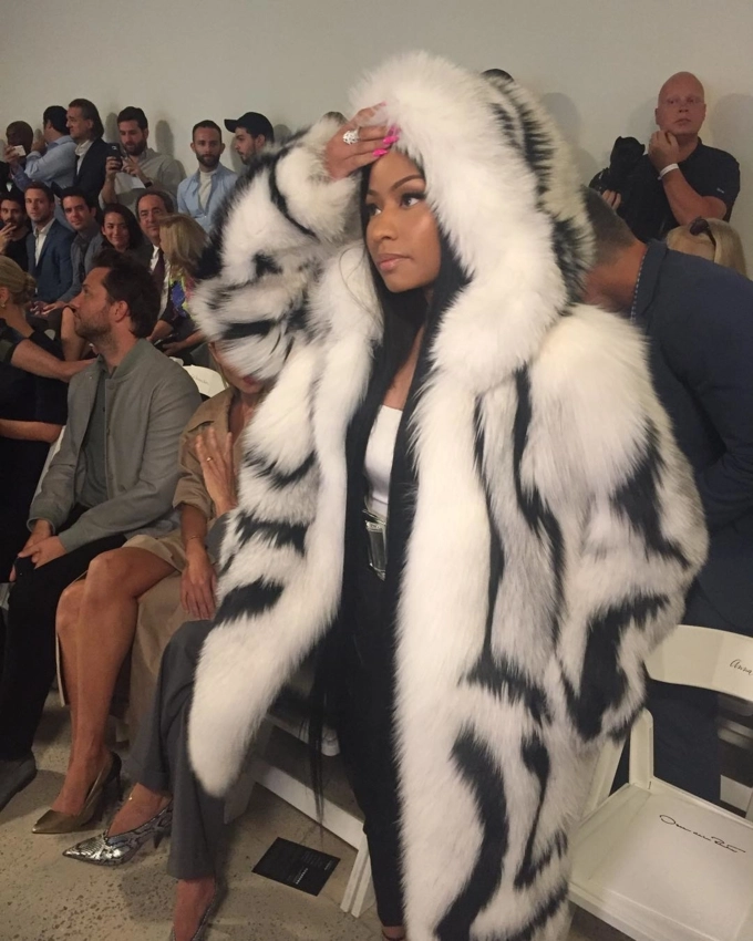 Đến tận new york fashion week mà siêu sao nicki minaj còn phải bắt chước hoàng thùy không cần trời lạnh cũng mặc áo lông - 2