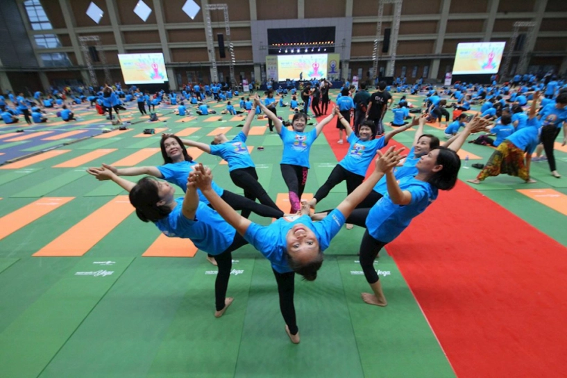 Gần 1500 người đồng diễn yoga tại hà nội - 4