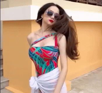 Hoa hậu hương giang khoe đường cong rực lửa catwalk điêu luyện cùng với bikini - 1