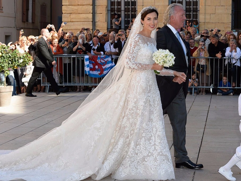 Hoa mắt với váy cưới ấn tượng của các cô dâu hoàng gia khắp thế giới - 1