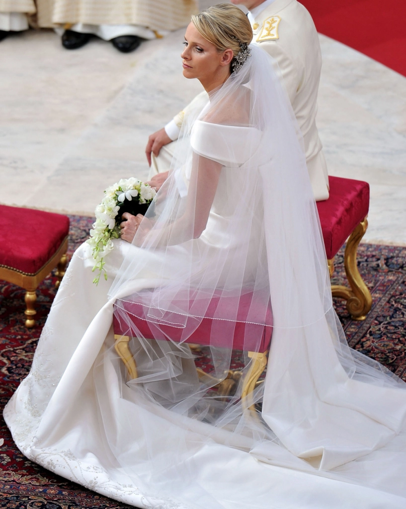 Hoa mắt với váy cưới ấn tượng của các cô dâu hoàng gia khắp thế giới - 3