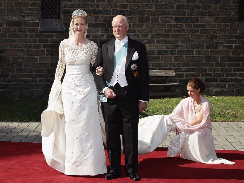 Hoa mắt với váy cưới ấn tượng của các cô dâu hoàng gia khắp thế giới - 9