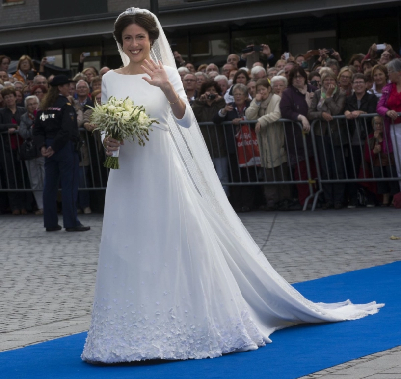 Hoa mắt với váy cưới ấn tượng của các cô dâu hoàng gia khắp thế giới - 10