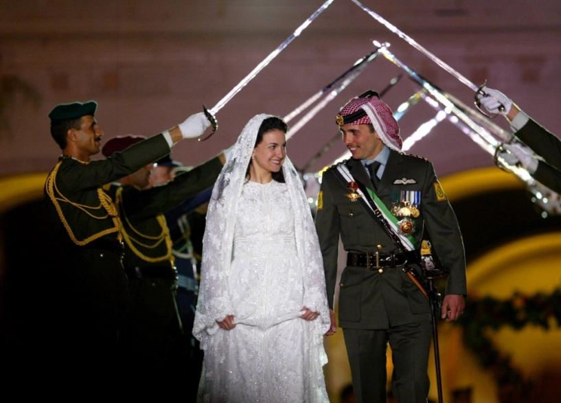 Hoa mắt với váy cưới ấn tượng của các cô dâu hoàng gia khắp thế giới - 11