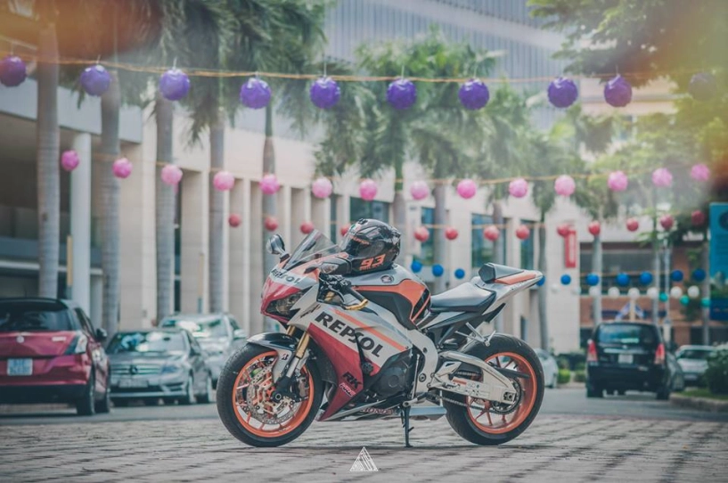 Honda cbr1000rr repsol mạnh mẽ giữa lòng sài gòn - 3