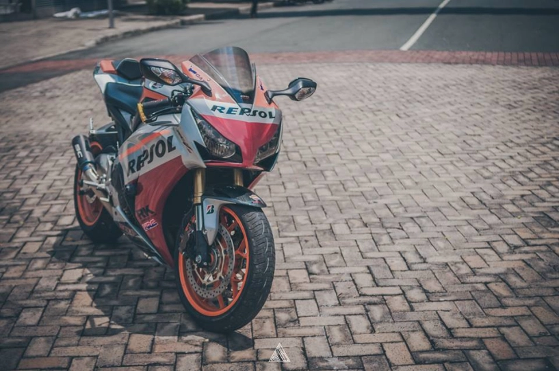 Honda cbr1000rr repsol mạnh mẽ giữa lòng sài gòn - 4