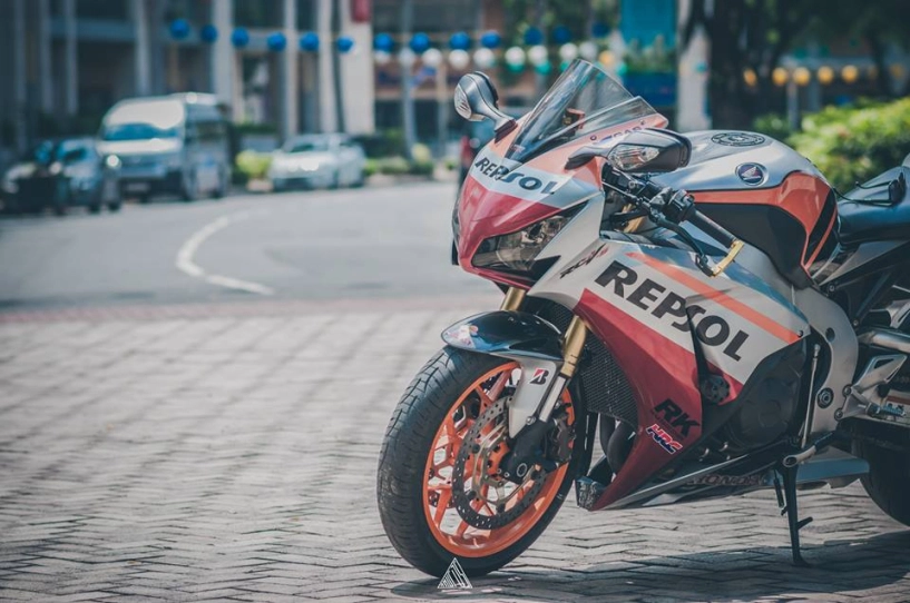 Honda cbr1000rr repsol mạnh mẽ giữa lòng sài gòn - 5