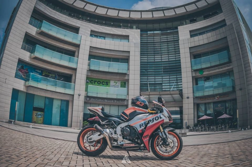 Honda cbr1000rr repsol mạnh mẽ giữa lòng sài gòn - 7