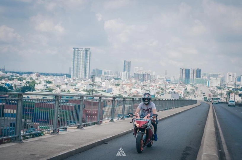 Honda cbr1000rr repsol mạnh mẽ giữa lòng sài gòn - 8