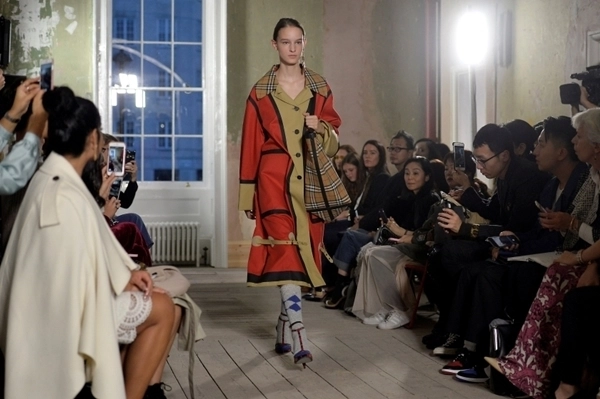 Khách mời của london fashion week rùng mình khi burberry chọn trình diễn tại một nhà tù cổ - 8