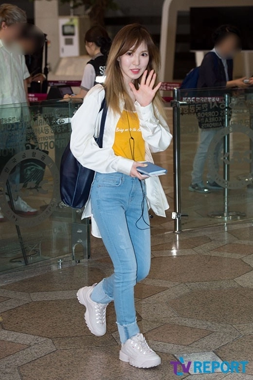 Loạt sao khủng nhà sm xuất hiện ở sân bay người khoe tóc mới người khoe street style cực chất - 12