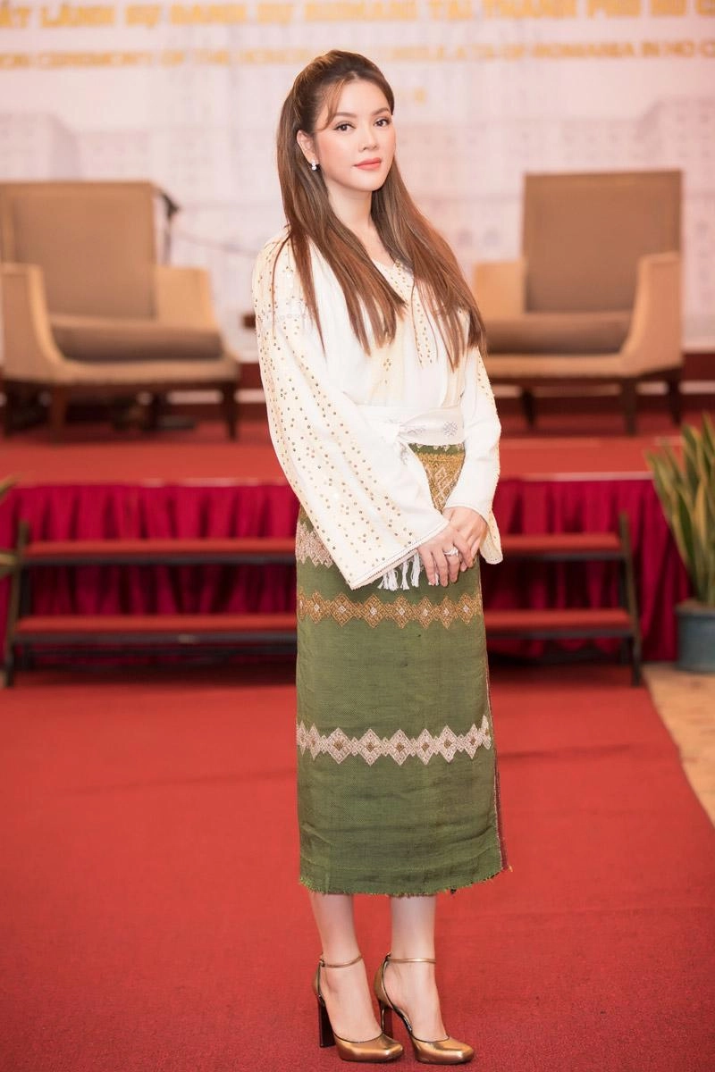 Lý nhã kỳ trẻ trung như thiếu nữ 18 khi diện trang phục truyền thống của ru-ma-ni - 2