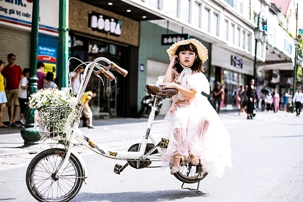 Mẫu nhí đáng yêu trong trang phục của ntk thảo nguyễn tại the best street style - 2