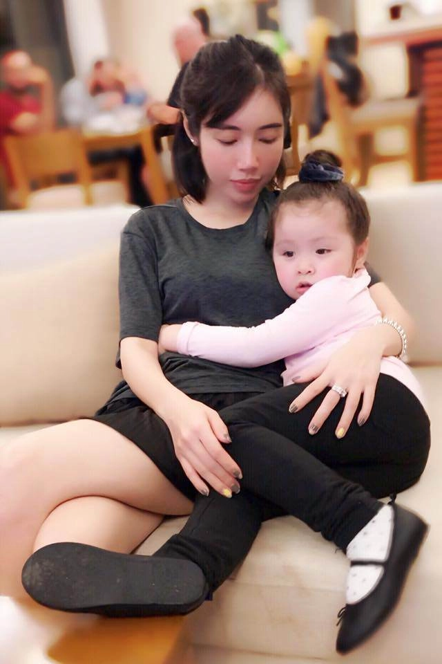 Mẹ 2 con elly trần trổ tài cột tóc cho con trai khéo tay vô cùng - 6