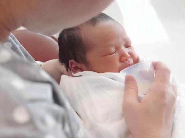 Mẹ bỉm sữa sốt sình sịch với trào lưu cho trẻ sơ sinh uống sữa bằng cốc - 2
