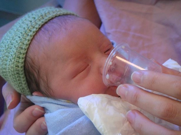 Mẹ bỉm sữa sốt sình sịch với trào lưu cho trẻ sơ sinh uống sữa bằng cốc - 3