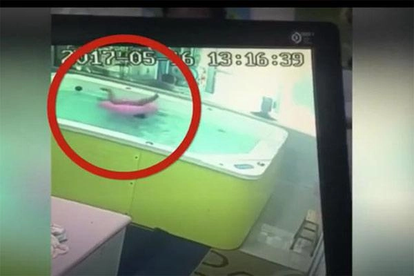 Những vụ trẻ đuối nước tại bể mẹ mải dùng điện thoại người ngoài tưởng bé bơi giỏi - 2